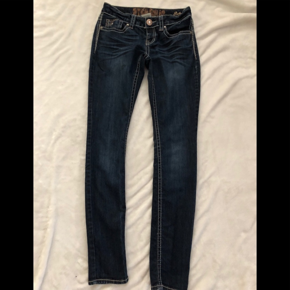 Comfy fitting skinny jeans. Rhinestone butt